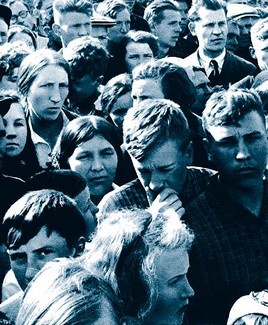 Это не — стоит. — Ей-богу, повесил бы, — повторил Ноздрев с лицом.